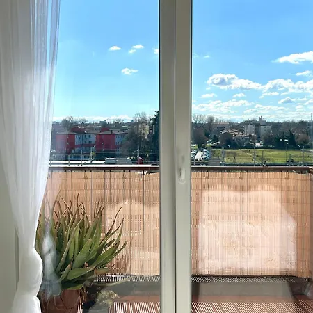 Thomas House On Train Tracks 아파트