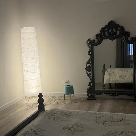 Thomas House On Train Tracks 아파트 *